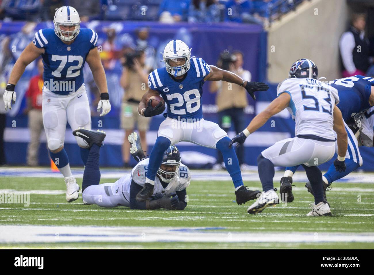 02 octobre 2022 : le Running Back des Colts d'Indianapolis Jonathan Taylor (28) court avec le ballon alors que le linebacker des Tennessee Titans Dylan Cole (53) poursuit lors d'un match de football NFL entre les Titans du Tennessee et les Colts d'Indianapolis au Lucas Oil Stadium à Indianapolis, Indiana. Le Tennessee bat Indianapolis 24-17. John Mersits/CSM. (Crédit image : © John Mersits/CSM via ZUMA Press Wire) Banque D'Images