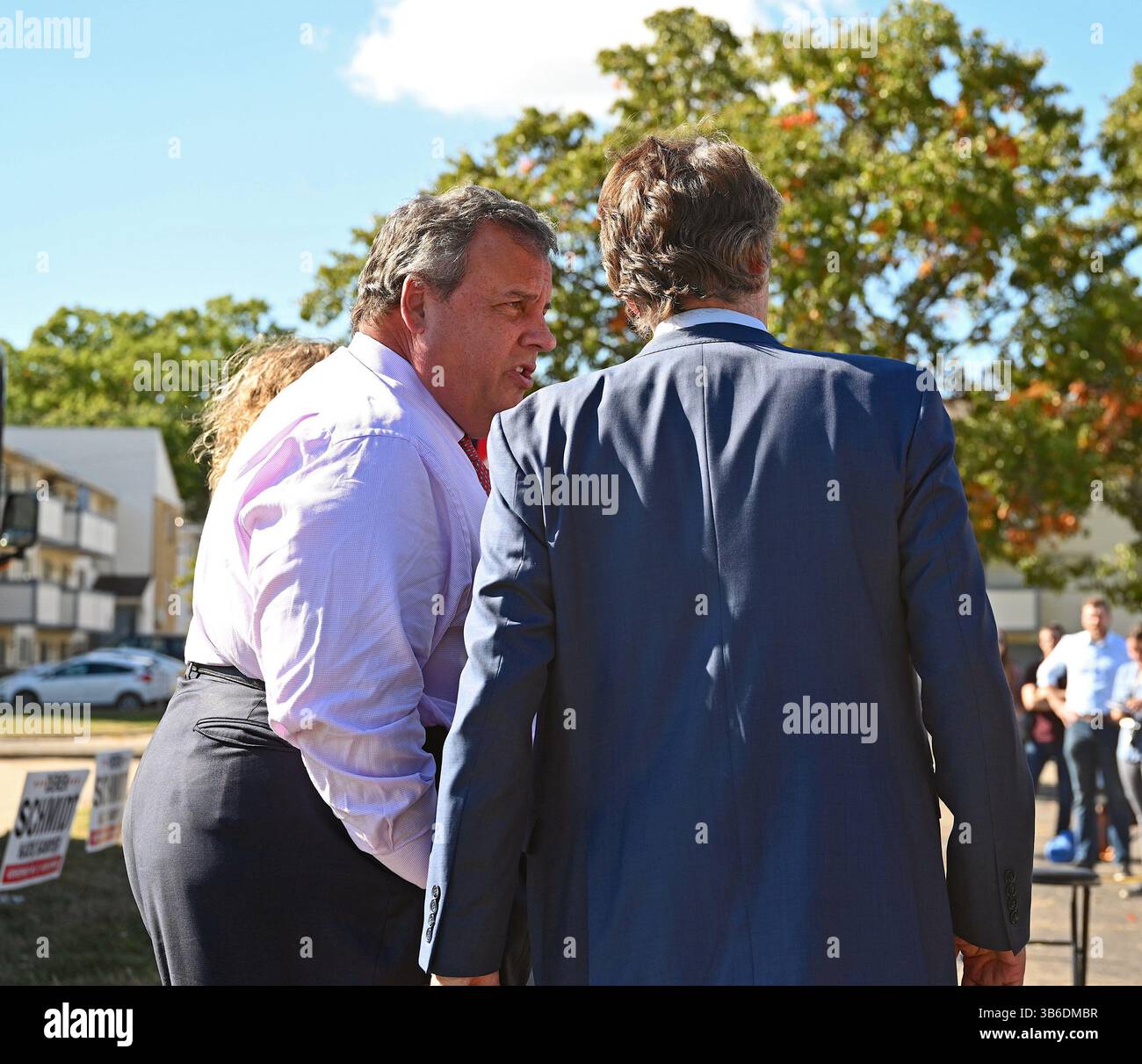 5 octobre 2022, Topeka, Kansas, États-Unis : Chris Christie (R), ancien gouverneur du New Jersey, s'entretient avec l'ancien gouverneur du Kansas, Dr Jeff Colyer (R), avant qu'ils ne s'adressent chacun à la foule de partisans qui se sont manifestés au début de la tournée électorale du KSGOP (crédit image : © Mark Reinstein/ZUMA Press Wire) Banque D'Images