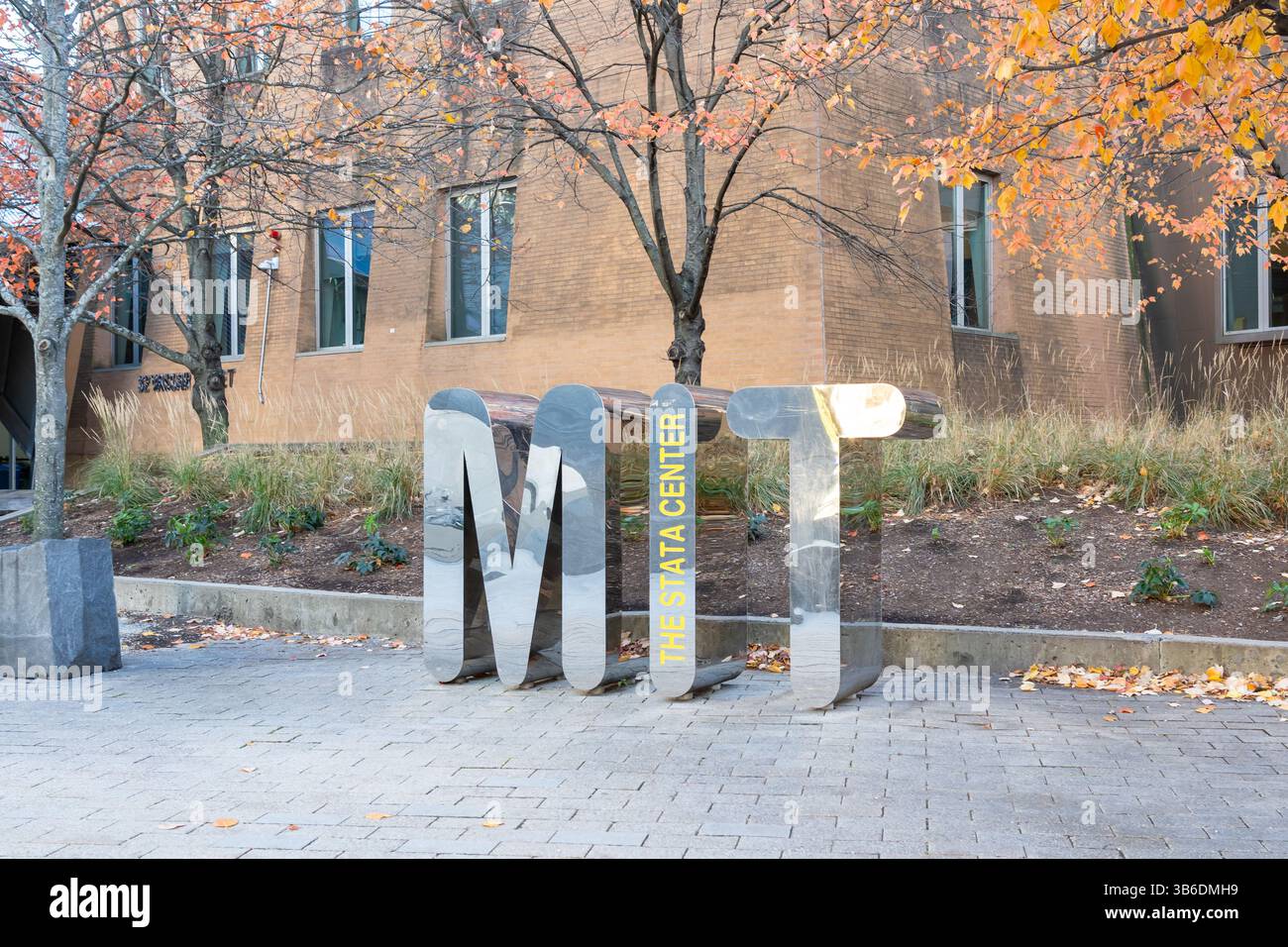 Métal MIT (Massachusetts Institute of Technology) signe devant Stata Center sur le campus de Cambridge, ma, États-Unis Banque D'Images