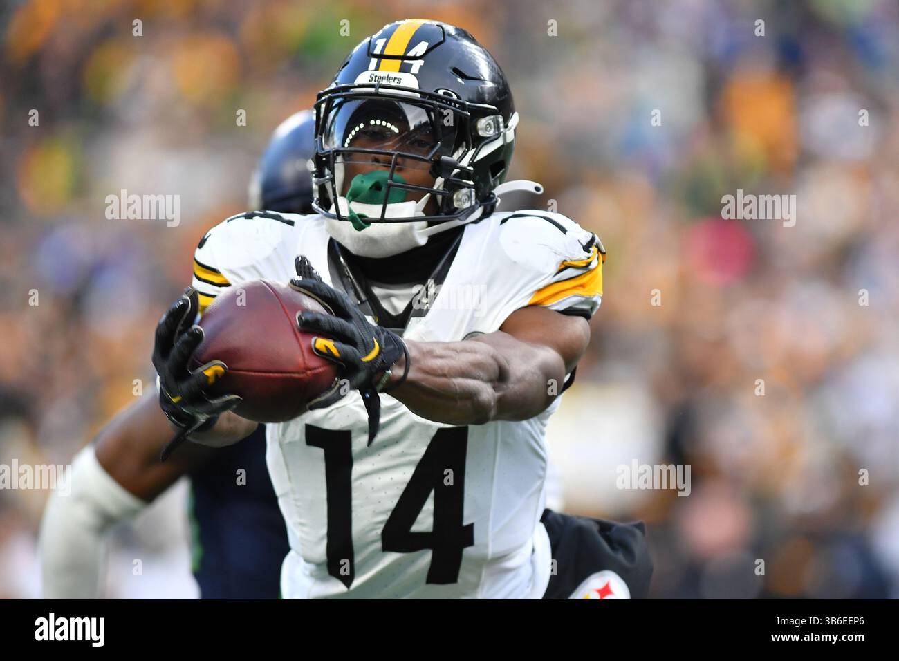 31 décembre 2023 : George Pickens (14 ans), receveur des Pittsburgh Steelers, attrape une longue passe en fin de match pour amener les Steelers dans le territoire des Seahawk lors du match de football NFL entre les Steelers de Pittsburgh et les Seahawks de Seattle à Seattle, WA. Pittsburgh bat Seattle 30-23. Steve Faber/CSM (crédit image : © Steve Faber/CSM via ZUMA Press Wire) Banque D'Images