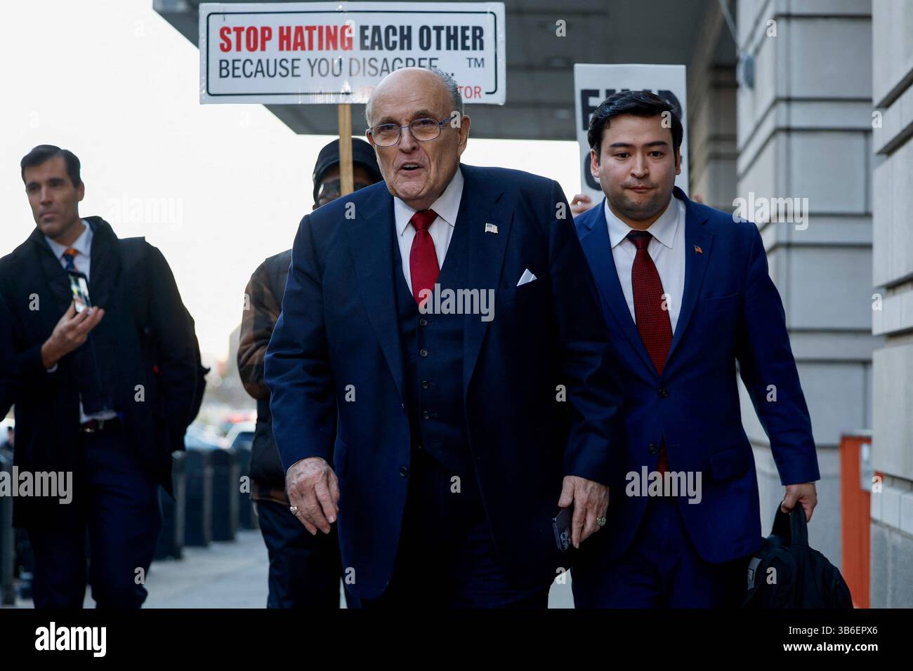 21 décembre 2023 : Rudy Giuliani, exabogado Personal del expresidente estadounidense Donald Trump, camina hacia los reporteros afuera del Tribunal de Distrito de EE. UU. E. Barrett Prettyman despuÃÂ©s de que se alcanzara un veredicto en su juicio por difamaciÃÂ³n. (Crédit image : © Anna Moneymaker/la Nacion via ZUMA Press) Banque D'Images