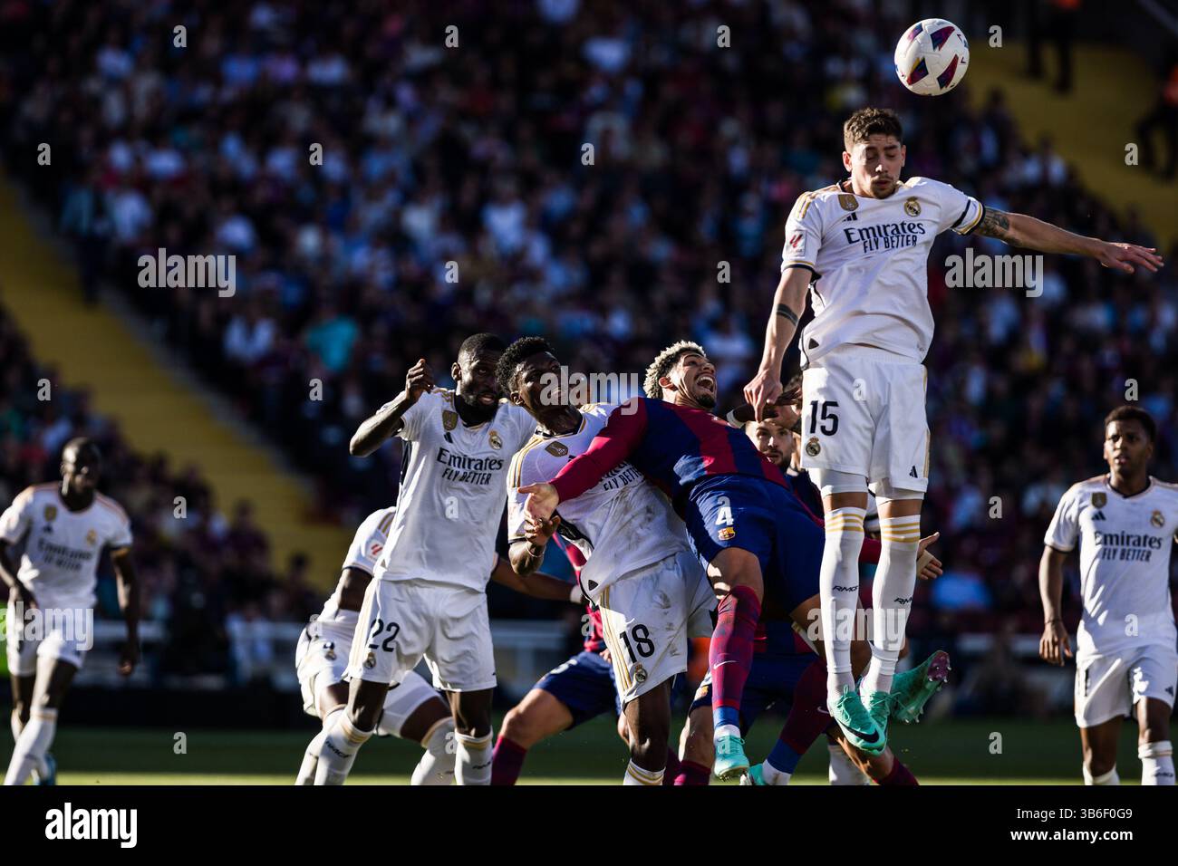 28 octobre 2023, Barcelone, Barcelone, Espagne : Fede Valverde du Real Madrid en action contre Ronald Araujo du FC Barcelone lors de la ligue espagnole, la Liga EA Sports, match de football joué entre le FC Barcelone et le Real Madrid à l'Estadi Olimpic le 28 octobre 2023 à Barcelone, Espagne. (Crédit image : © Javier Borrego/AFP7 via ZUMA Press Wire) Banque D'Images