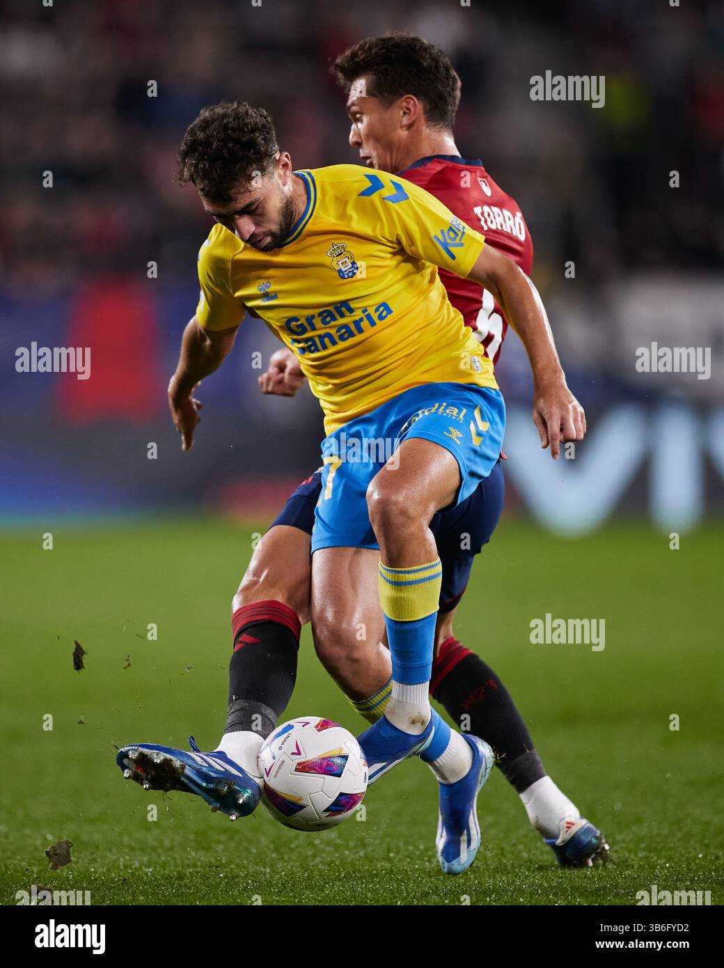 11 novembre 2023 : Munir El Haddadi de UD Las Palmas concourt pour le ballon avec Lucas Torro de CA Osasuna lors du match LaLiga EA Sports entre CA Osasuna et UD Las Palmas à El Sadar le 11 novembre 2023, à Pampelune, Espagne. (Crédit image : © Ricardo Larreina/AFP7 via ZUMA Press Wire) Banque D'Images