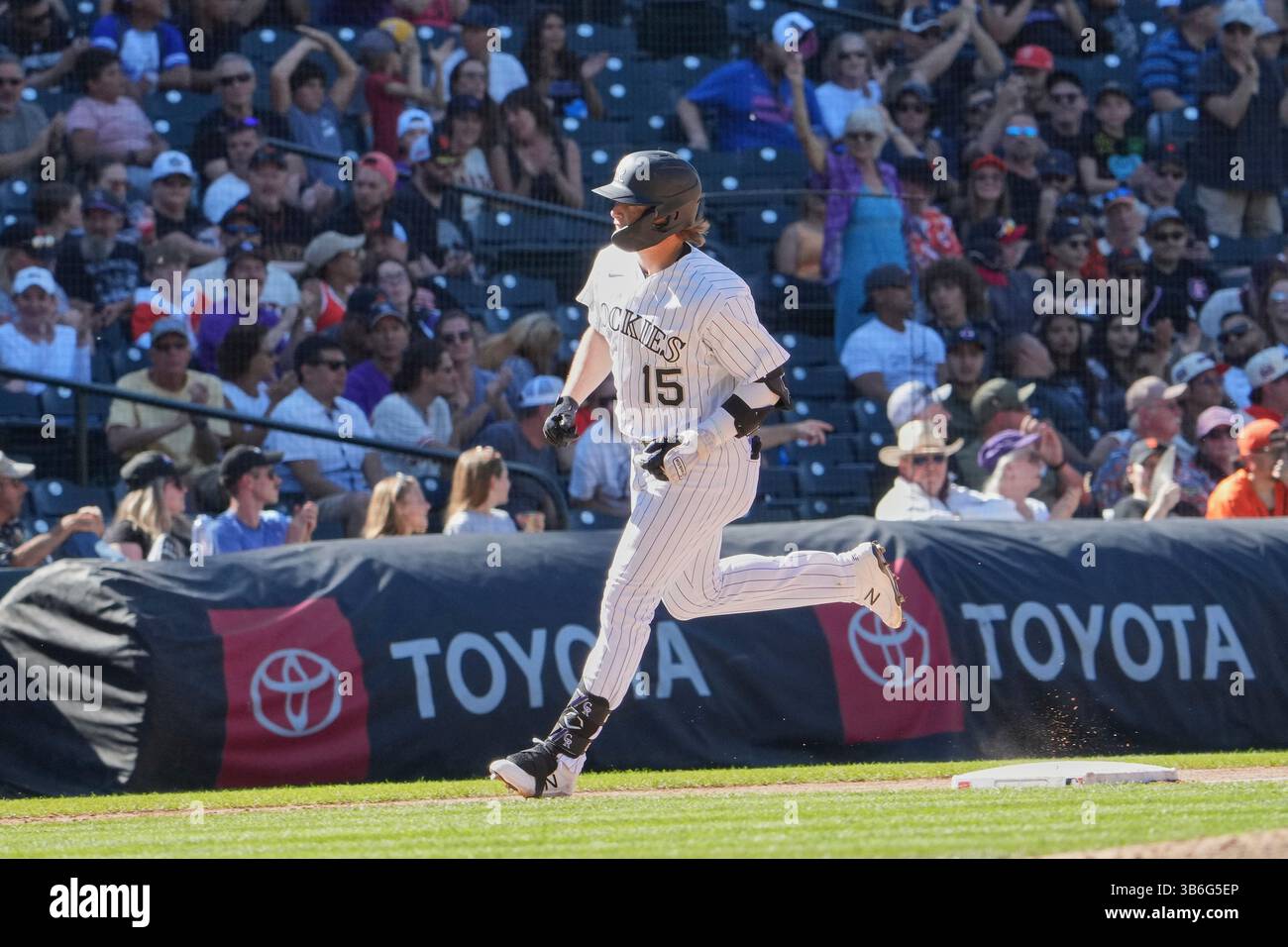 17 septembre 2023 : Hunter Goodman (15 ans), joueur de terrain droit du Colorado, frappe son premier homer de Ligue majeure pendant le match avec les Giants de San Francisco et les Rockies du Colorado qui se tient à Coors Field à Denver Co. David Seelig/Cal Sport Medi (crédit image : © David Seelig / Cal Sport Media/CSM via ZUMA Press Wire) Banque D'Images