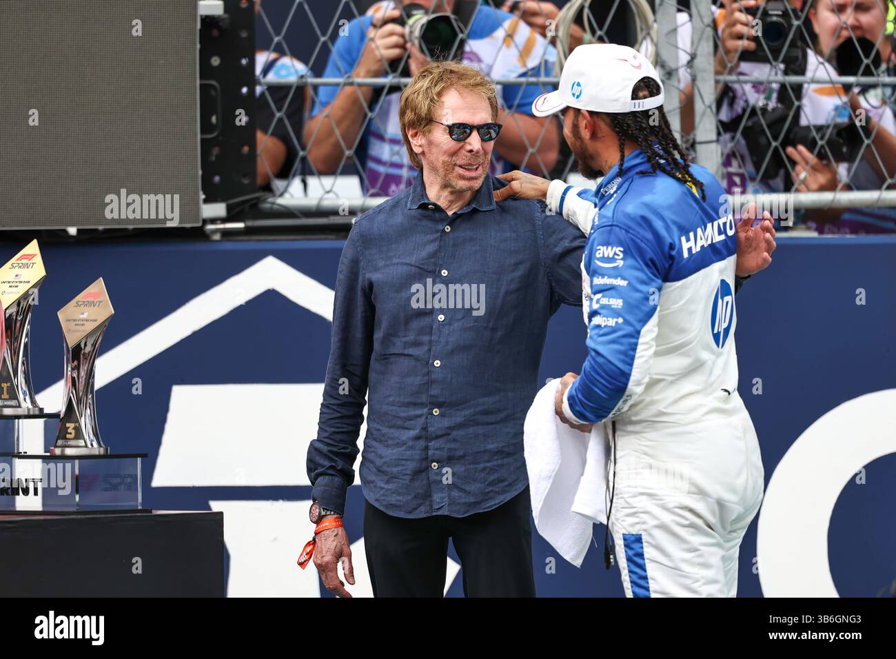 MIAMI, FLORIDE - 3 MAI : le producteur de F1 Jerry Bruckheimer s'entretient avec Lewis Hamilton de Grande-Bretagne et Scuderia Ferrari dans la ferme du parc après Sprint avant le Grand Prix de F1 de Miami à Miami International Autodrome le 3 mai 2024 à Miami, États-Unis. (Photo de Song Haiyuan/Paddocker) Banque D'Images