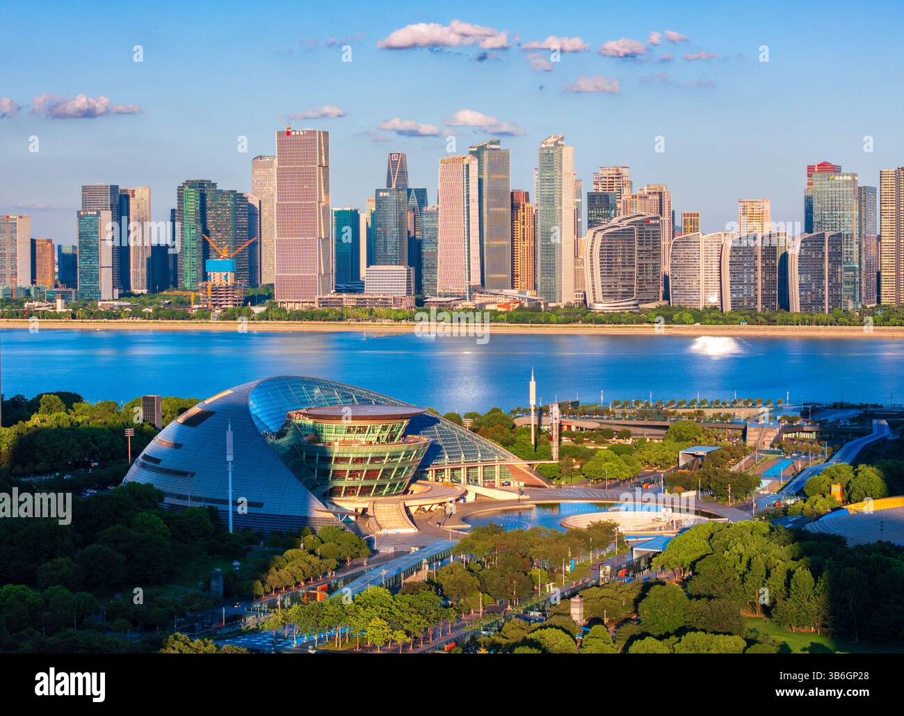 Vue aérienne des bâtiments emblématiques dans la nouvelle ville de QIANJIANG, Hangzhou, Chine Banque D'Images