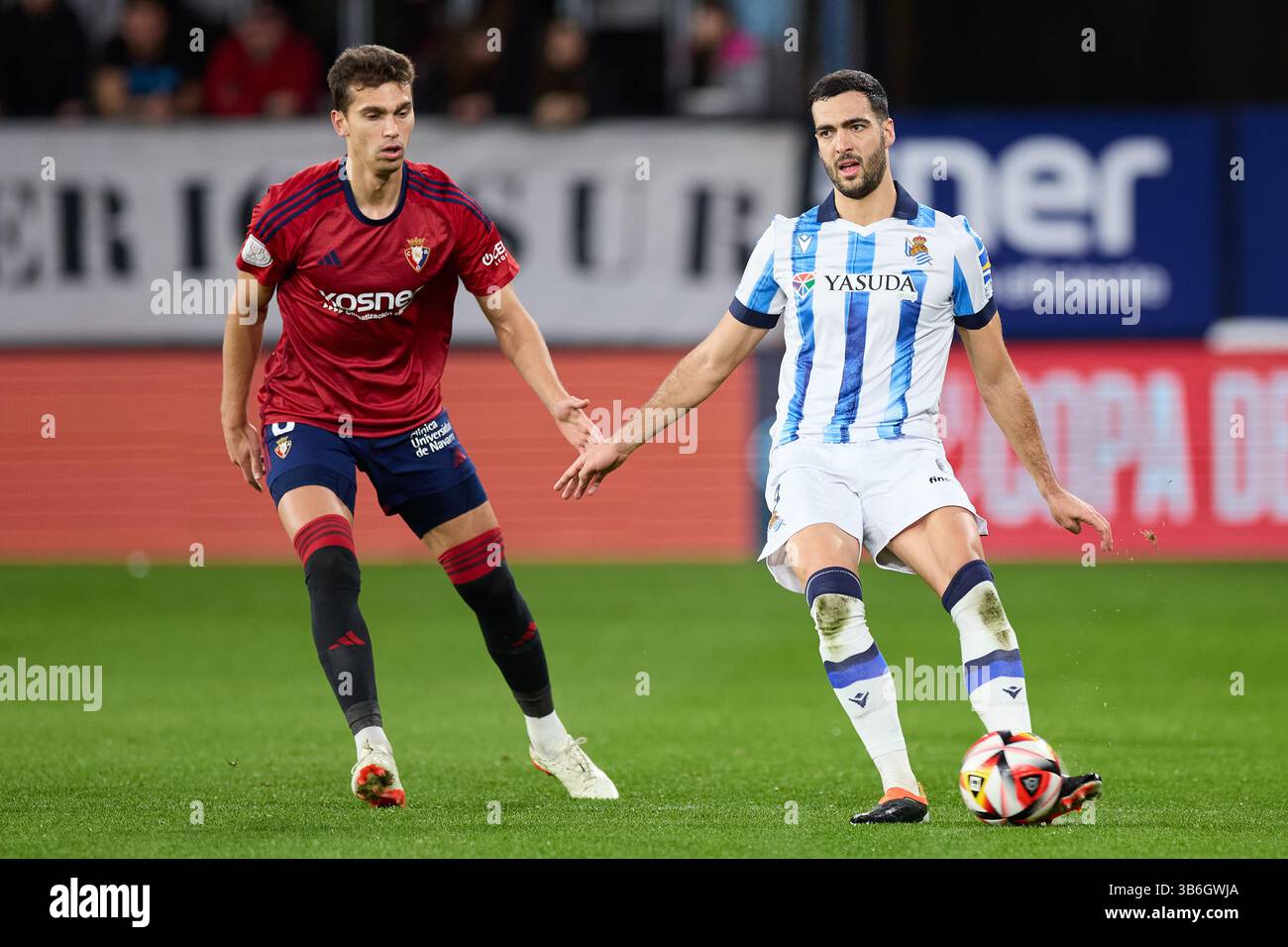 17 janvier 2024 : Mikel Merino de la Real Sociedad concourt pour le ballon avec Lucas Torro de CA Osasuna lors du match de la Copa del Rey entre CA Osasuna et la Real Sociedad à El Sadar le 17 janvier 2024, à Pampelune, Espagne. (Crédit image : © Ricardo Larreina/AFP7 via ZUMA Press Wire) Banque D'Images