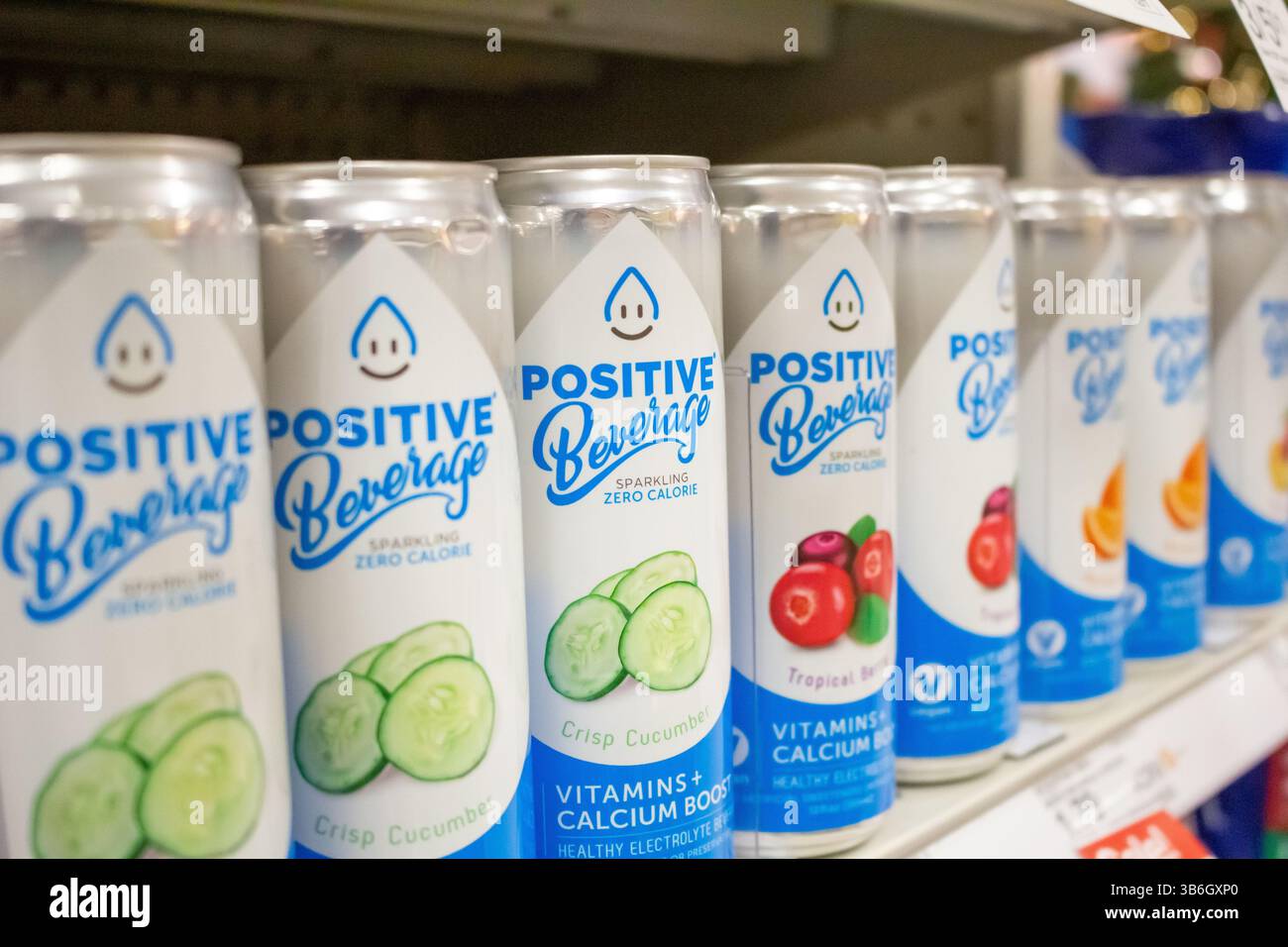 Los Angeles, Californie, États-Unis - 11-25-2019, une vue de plusieurs boîtes de boisson positive, exposées dans une épicerie locale. Banque D'Images