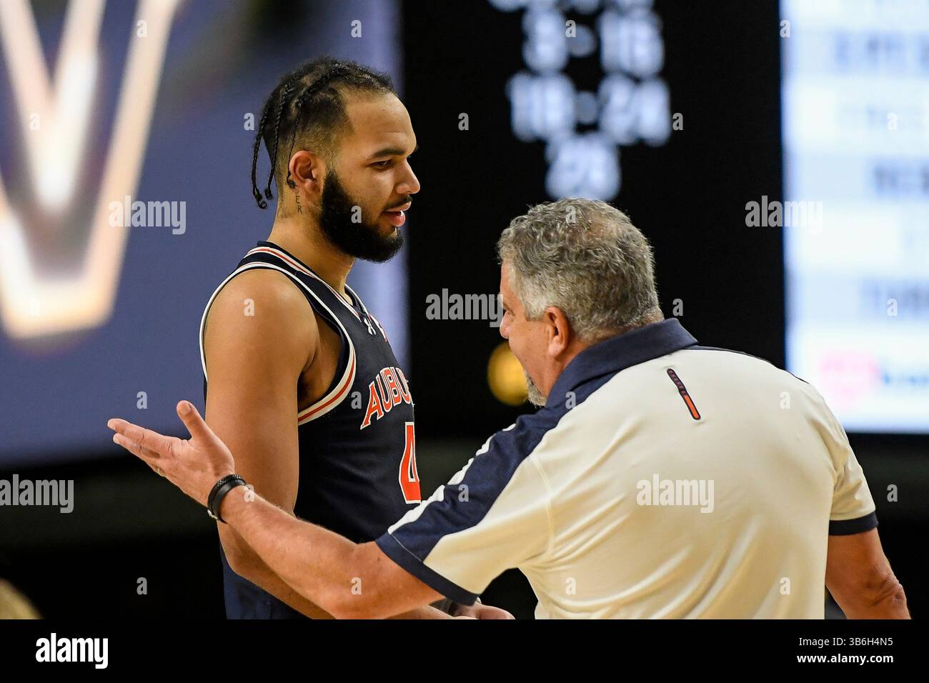 17 janvier 2024 L'entraîneur-chef des Auburn Tigers Bruce Pearl discute avec l'attaquant Johni Broome (4) lors d'un match contre les Commodores de Vanderbilt lors de la deuxième moitié d'un match de basket-ball de la NCAA entre les Auburn Tigers et les Commodores de Vanderbilt au Memorial Gym de Nashville Tennessee. (Crédit photo obligatoire : Steve Roberts/CSM) (crédit image : © Steve Roberts/Cal Sport Media/CSM via ZUMA Press Wire) Banque D'Images