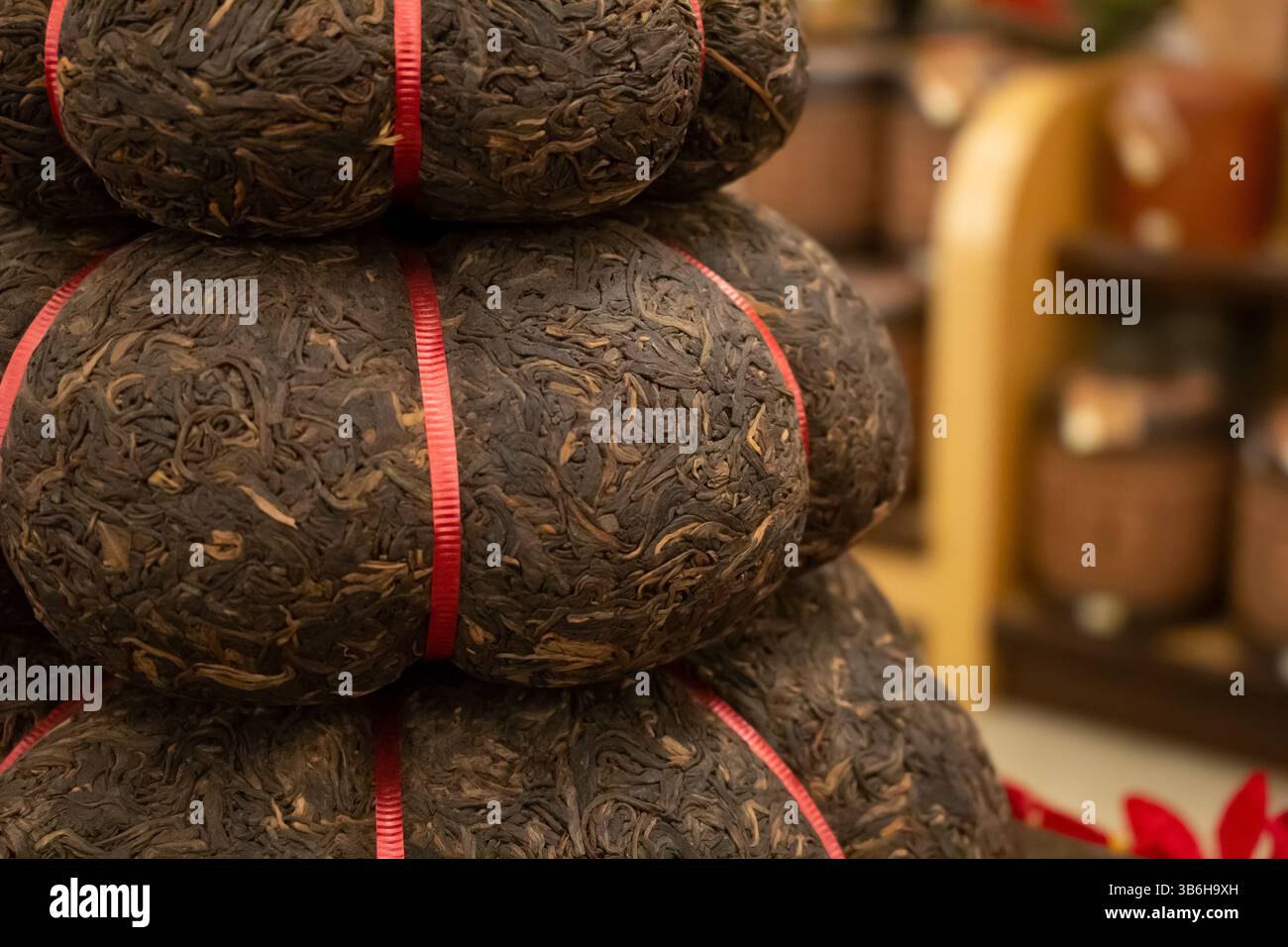 Une vue d'une pile de gâteaux de thé pu-erh, exposés dans un magasin de thé. Banque D'Images
