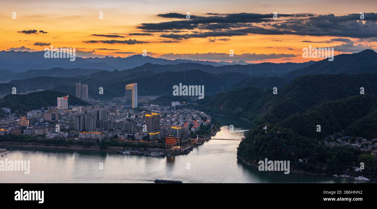 Vue aérienne de la région pittoresque de la montagne Tongjun dans le comté de Tonglu, Hangzhou, Chine Banque D'Images