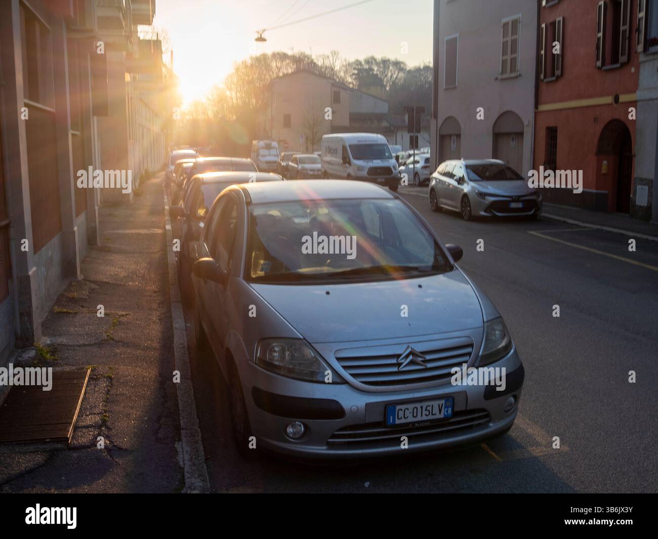 Cremona, Italie - 12 avril 2025 les rues d'Italie dans la soirée Soleil argent Citroën C3 pluriel garé le long de la route avec d'autres voitures et bâtiments Banque D'Images