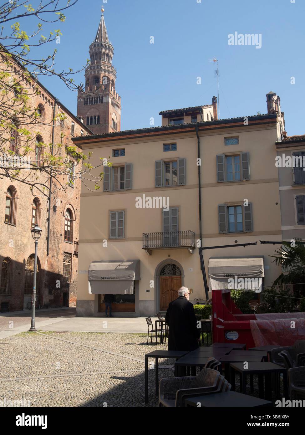 Cremona, Italie - 12 avril 2025 exploration du cœur de Crémone Un aperçu de l'histoire et de l'architecture italiennes sous un ciel bleu clair avec des ombres an Banque D'Images