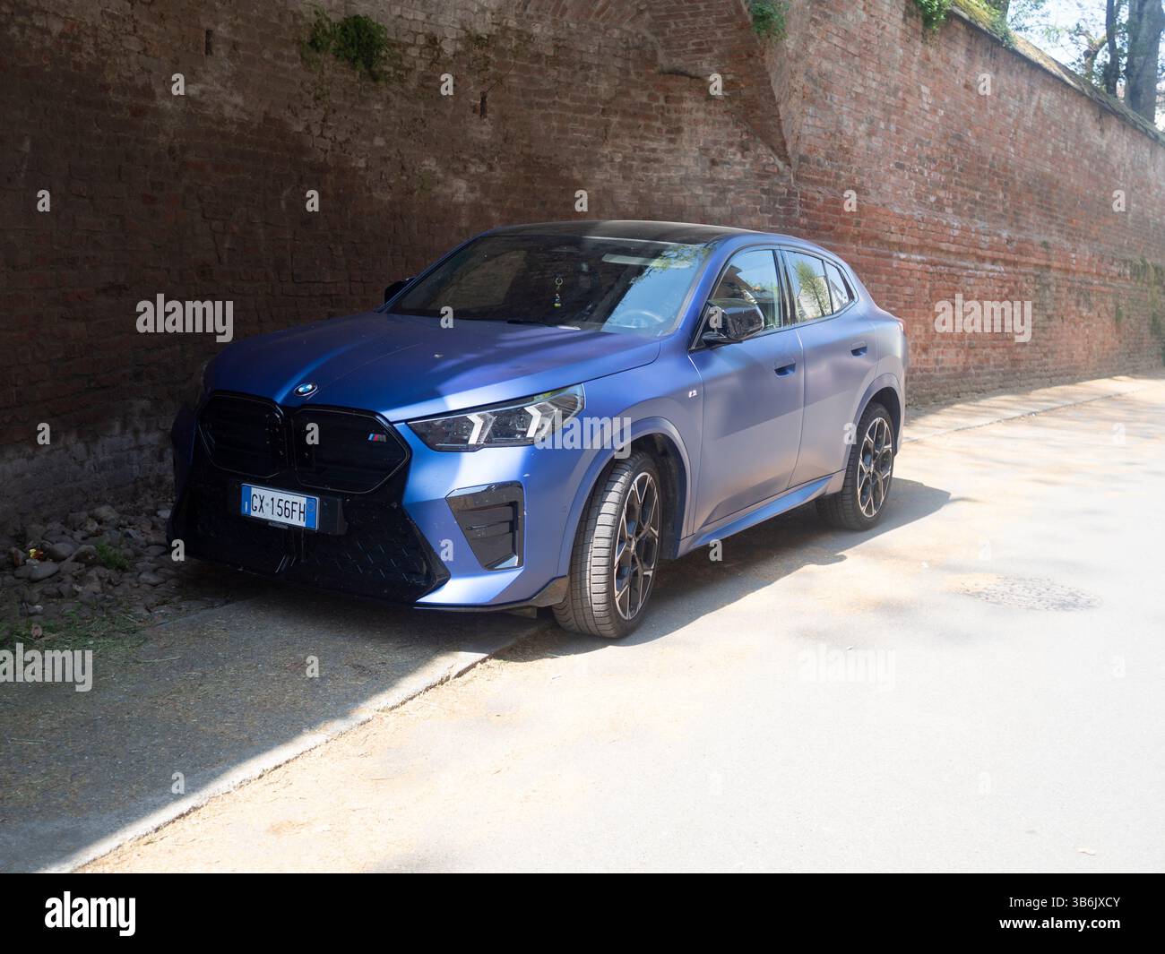 Cremona, Italie - 12 avril 2025 BMW X2 M35i SUV compact performance en long Beach Blue est garé à Cremona son carénage avant agressif, M emblème an Banque D'Images