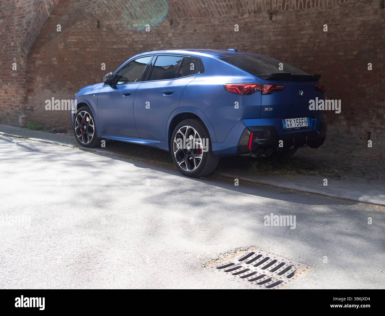 Cremona, Italie - 12 avril 2025 BMW X2 M35i SUV compact performance en long Beach Blue est garé à Cremona son carénage avant agressif, M emblème an Banque D'Images