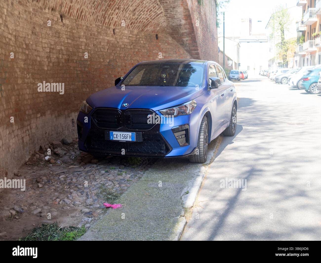 Cremona, Italie - 12 avril 2025 BMW X2 M35i SUV compact performance en long Beach Blue est garé à Cremona son carénage avant agressif, M emblème an Banque D'Images