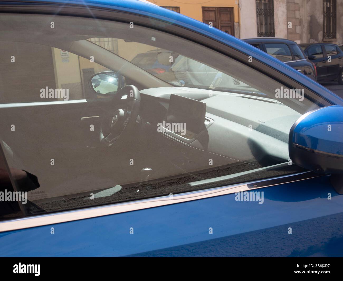 Cremona, Italie - 12 avril 2025 par fenêtre de voiture regardant le tableau de bord intérieur avec tableau de bord et rétroviseur d'une automobile sur l'Ur Banque D'Images