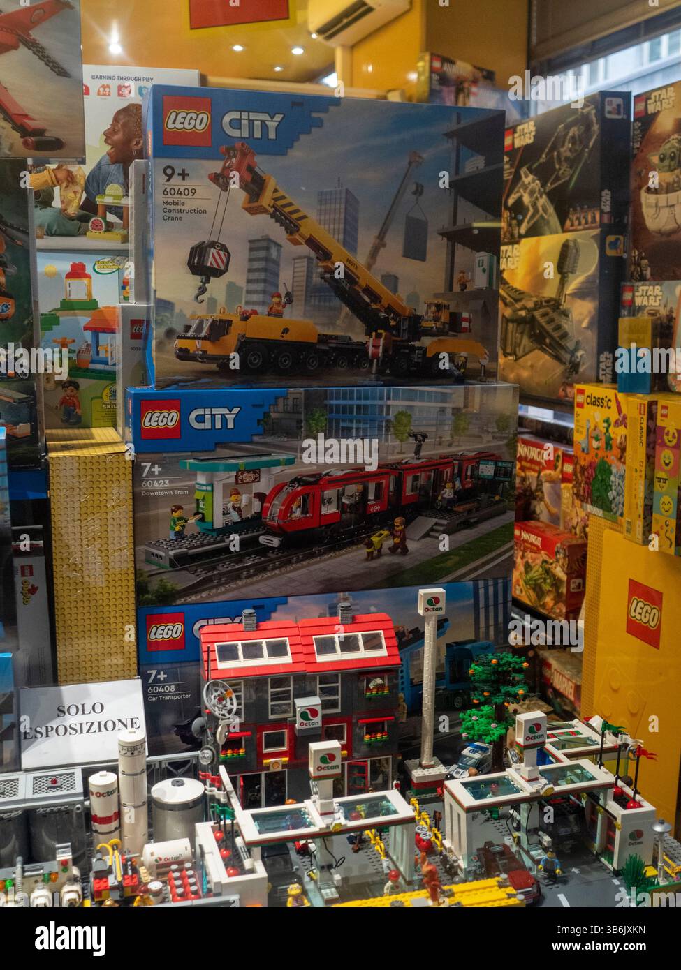 Cremona, Italie - 12 avril 2025 captivant Lego City Display présentant la grue de construction train de passagers rouge et des modèles de construction moderne à un R. Banque D'Images