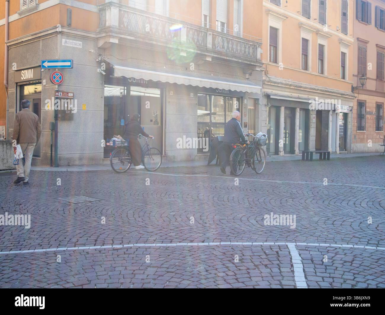 Cremona, Italie - 12 avril 2025 aperçu de la vie citadine italienne avec des individus à vélo au milieu du charme urbain de la vie européenne Banque D'Images