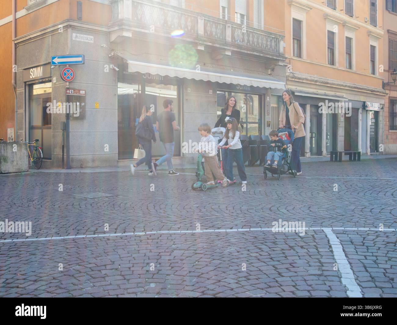 Cremona, Italie - 12 avril 2025 aperçu de la vie citadine italienne avec des individus à vélo au milieu du charme urbain de la vie européenne Banque D'Images