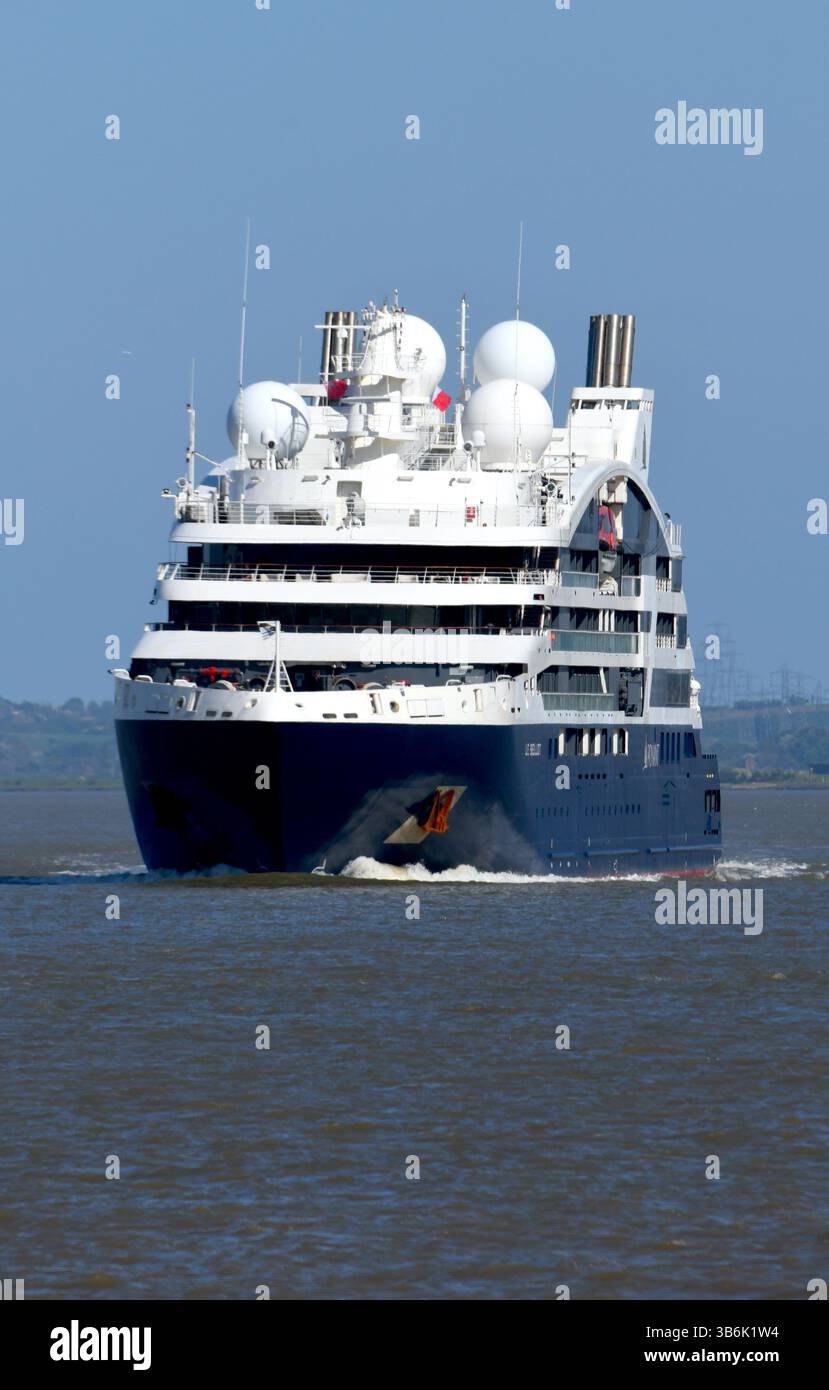 Le Bellot, cinquième navire de la célèbre série Explorers de PONANT, est un chef-d’œuvre de la croisière moderne, mêlant élégance française et coupe Banque D'Images