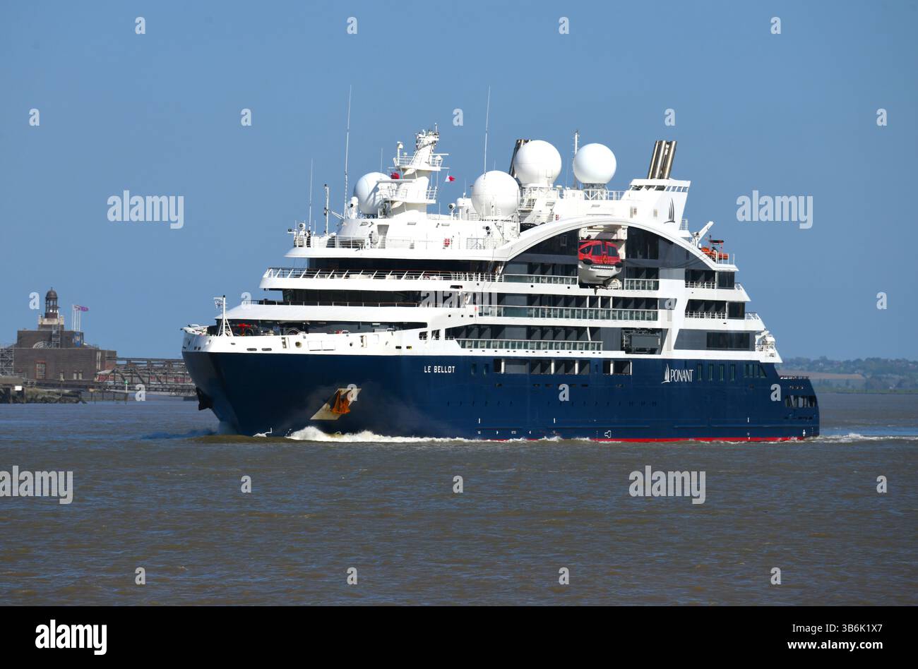 Le Bellot, cinquième navire de la célèbre série Explorers de PONANT, est un chef-d’œuvre de la croisière moderne, mêlant élégance française et coupe Banque D'Images
