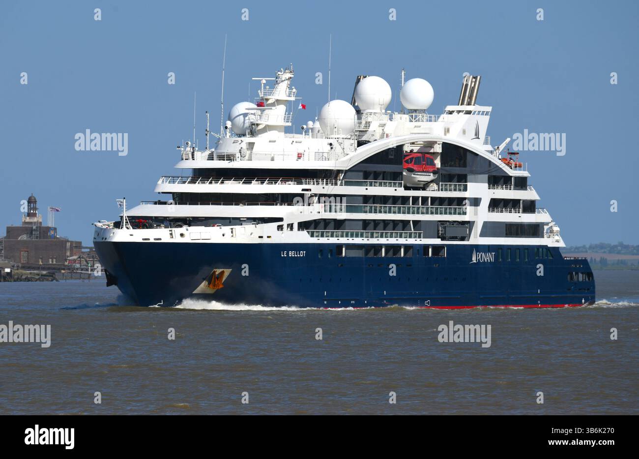 Le Bellot, cinquième navire de la célèbre série Explorers de PONANT, est un chef-d’œuvre de la croisière moderne, mêlant élégance française et coupe Banque D'Images