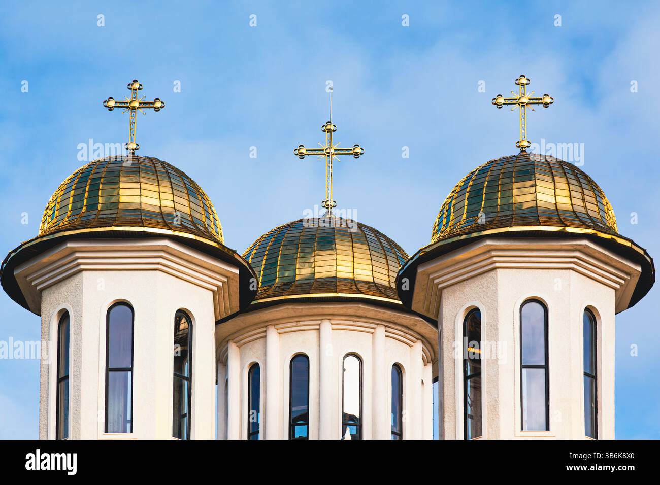 Dômes dorés avec croix sur le toit d'une cathédrale religieuse. Banque D'Images