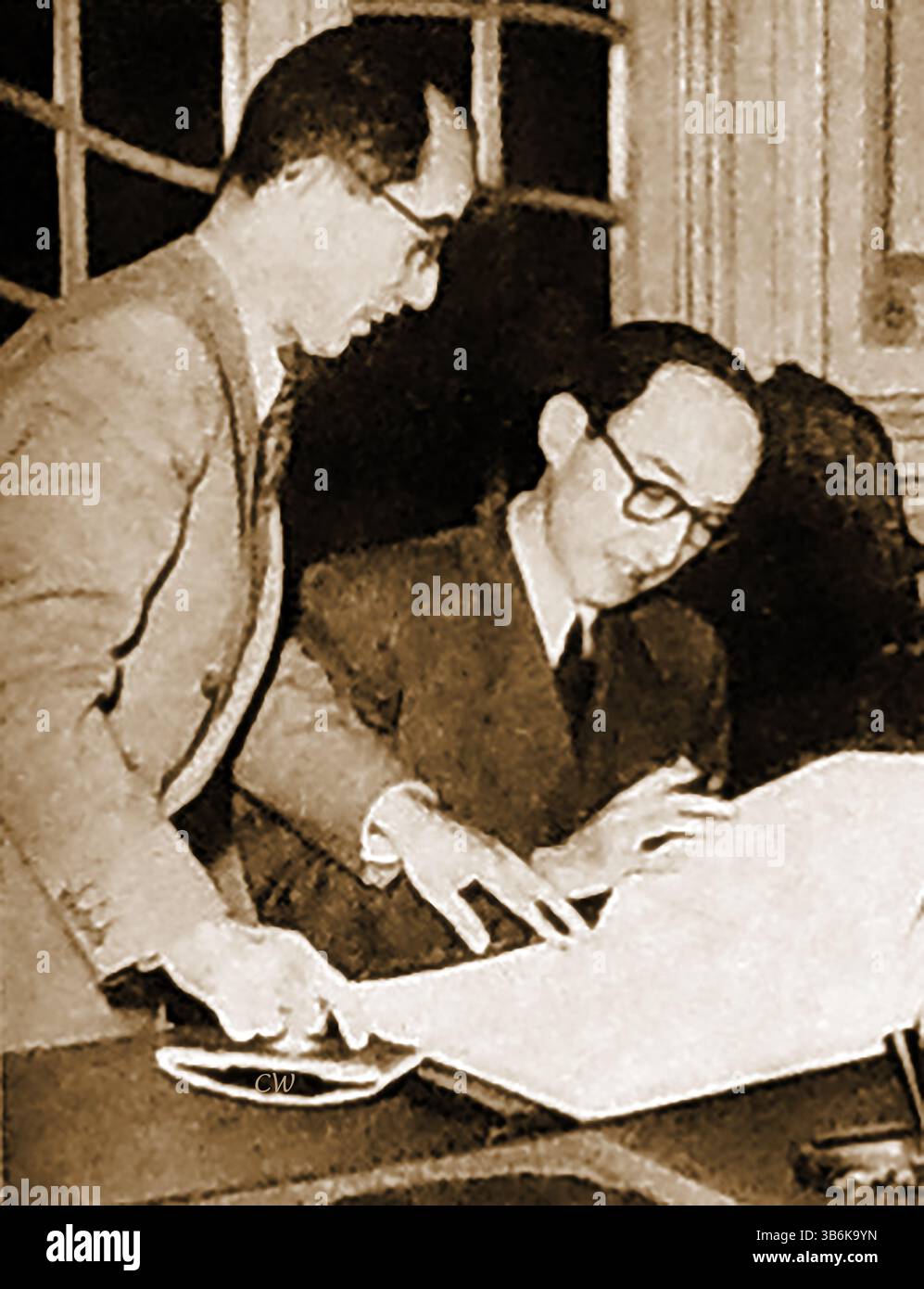 L’Égypte et le Japon signent un accord économique et commercial d’après-guerre en 1953. エジプトと日本、戦後の経済貿易協定に調印（1953年、 Banque D'Images