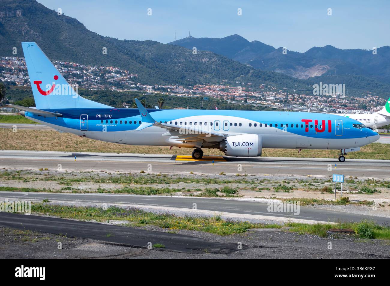 Avión de Línea moderno Boeing 737 MAX TUI Airlines Nederland despegando en el aeropuerto de Málaga con matrícula pH-TFU. Banque D'Images