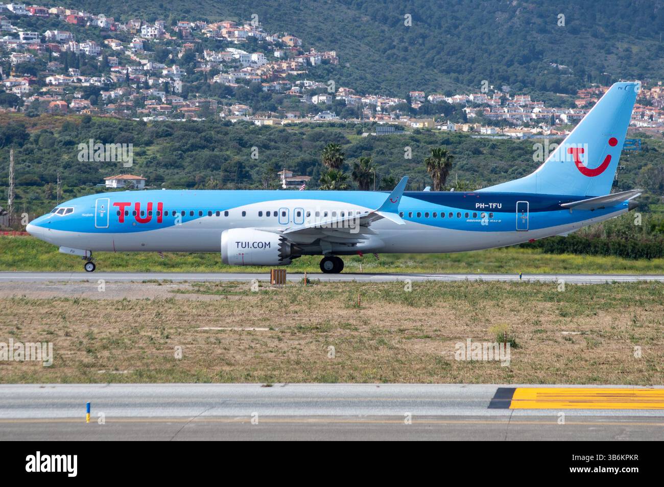 Avión de Línea moderno Boeing 737 MAX TUI Airlines Nederland despegando en el aeropuerto de Málaga con matrícula pH-TFU. Banque D'Images