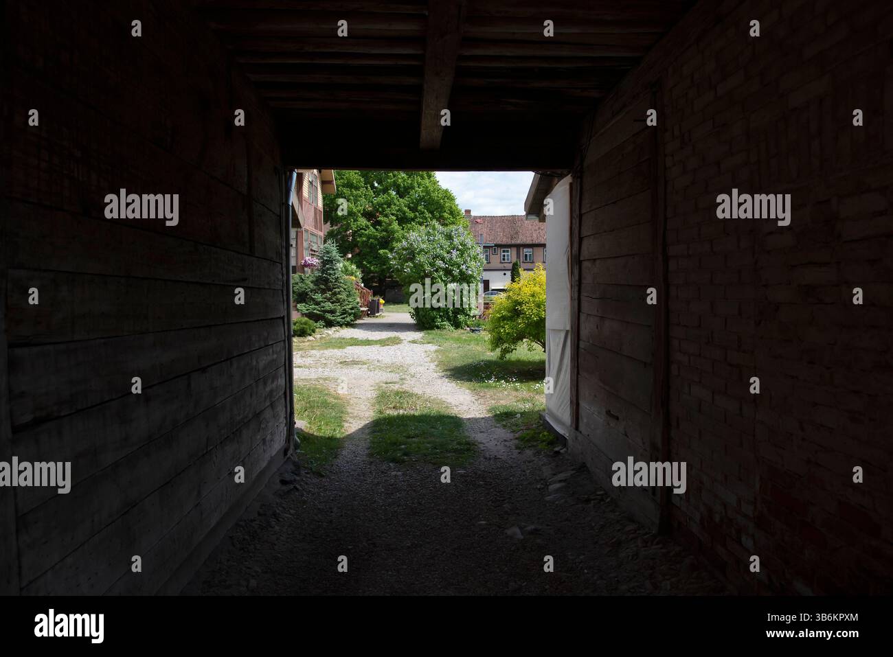 Entrée dans la cour d'un immeuble multi-plat dans une petite ville. Banque D'Images Entrée dans la cour d'un immeuble multi-plat dans une petite ville. Banque D'Images