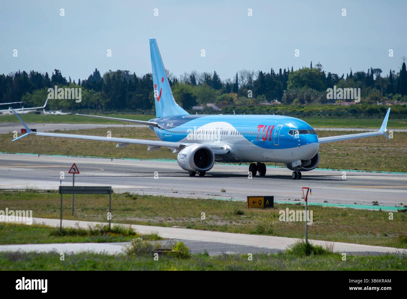 Avión de Línea moderno Boeing 737 MAX TUI Airlines Nederland despegando en el aeropuerto de Málaga con matrícula pH-TFU. Banque D'Images