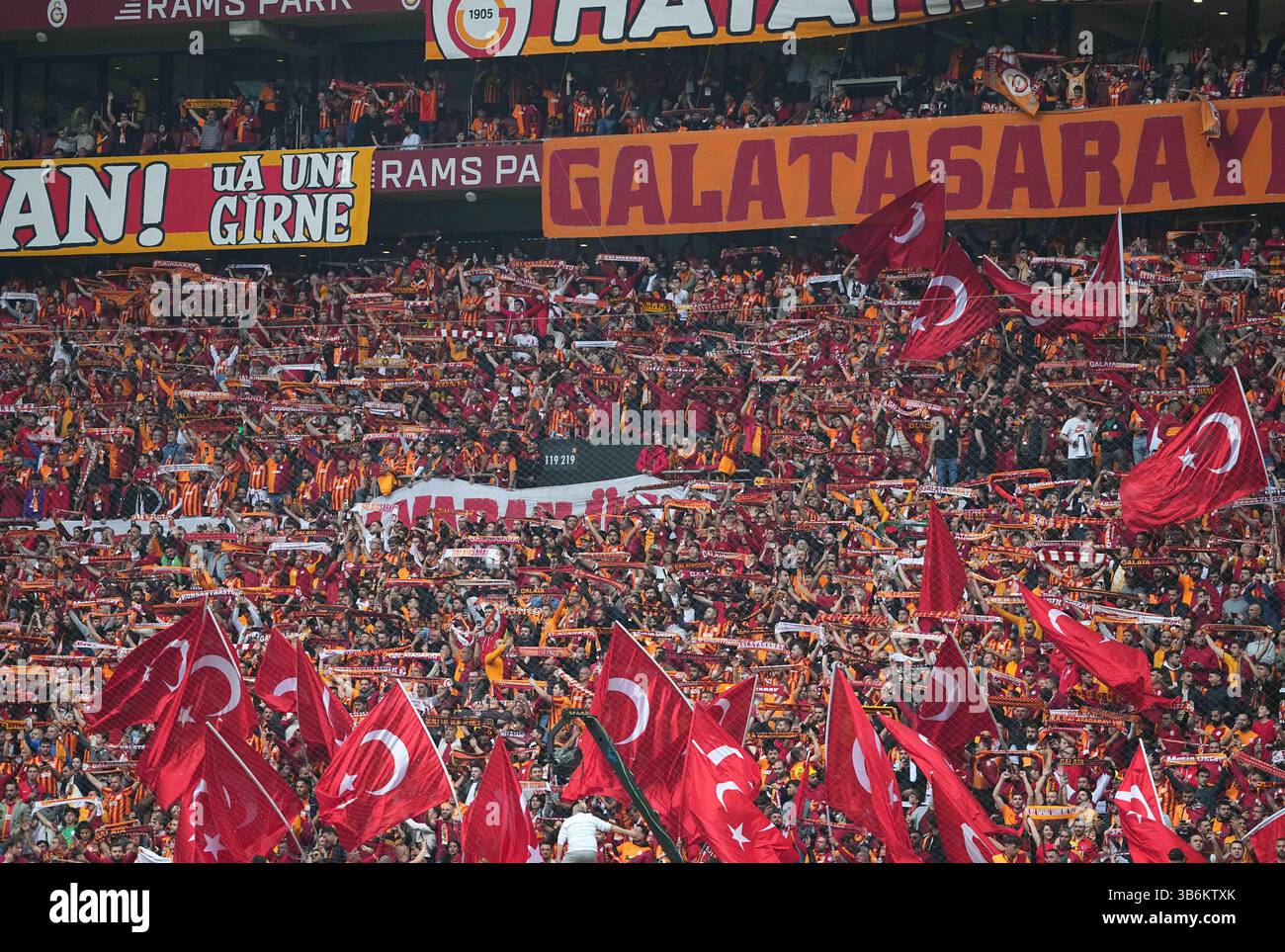 19 mai 2024 : les fans de Galatasaray lors d'un match turc Super Lig - Day 37, Galatasaray vs Fenerbahce, au Rams Park, Istanbul, Turquie. Kim Price/CSM (crédit image : © Kim Price/CSM via ZUMA Press Wire) Banque D'Images