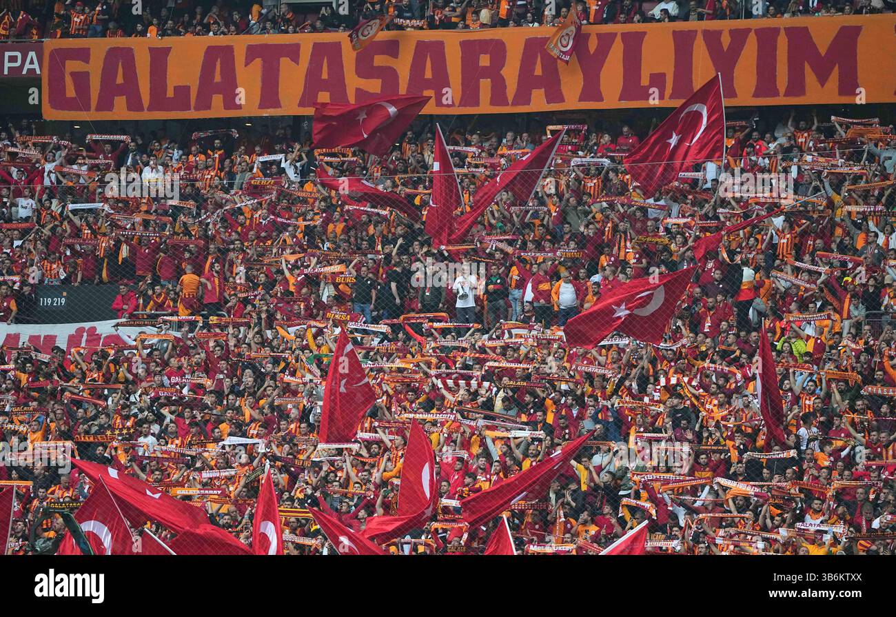 19 mai 2024 : les fans de Galatasaray lors d'un match turc Super Lig - Day 37, Galatasaray vs Fenerbahce, au Rams Park, Istanbul, Turquie. Kim Price/CSM (crédit image : © Kim Price/CSM via ZUMA Press Wire) Banque D'Images