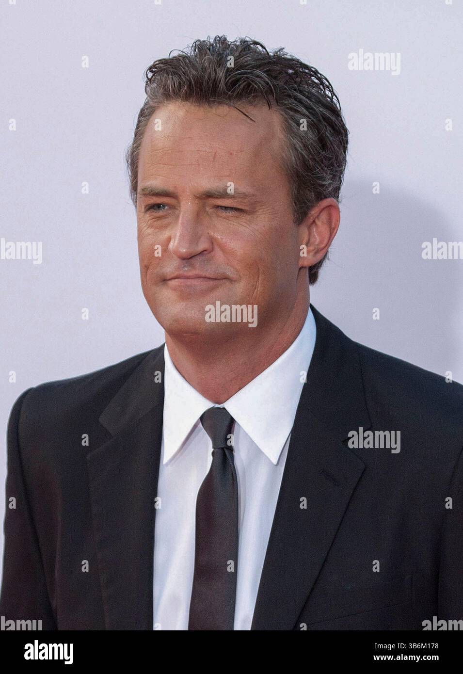 28 octobre 2023, Los Angeles, Californie, États-Unis : L'acteur Matthew Perry meurt dans un jacuzzi à son domicile. Il avait 54 ans. PHOTO DU DOSSIER : Matthew Perry à la 64e cérémonie annuelle Primetime Emmy Awards qui s'est tenue au Nokia Theatre L.A. LIVE le dimanche 23 septembre 2012 à Los Angeles, Californie. JAVIER ROJAS/PI (crédit image : © PI via ZUMA Press Wire) Banque D'Images