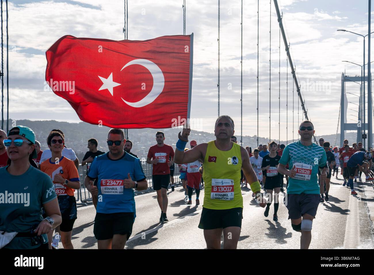 5 novembre 2023, Uskudar, Istanbul, Turquie : un athlète agite un drapeau turc dans sa main alors qu'il court dans le marathon d'Istanbul qui s'est tenu sur le pont des martyrs du 15 juillet le 5 novembre 2023. (Crédit image : © Tolga Uluturk/ZUMA Press Wire) Banque D'Images 5 novembre 2023, Uskudar, Istanbul, Turquie : un athlète agite un drapeau turc dans sa main alors qu'il court dans le marathon d'Istanbul qui s'est tenu sur le pont des martyrs du 15 juillet le 5 novembre 2023. (Crédit image : © Tolga Uluturk/ZUMA Press Wire) Banque D'Images