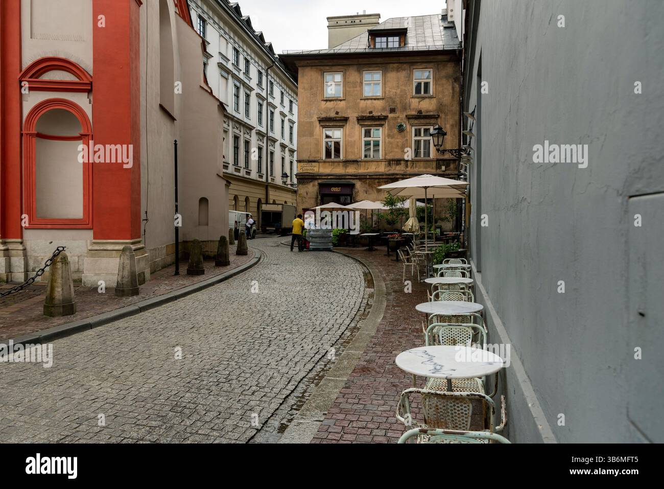 POLOGNE, CRACOVIE - 8 août : Cracovie est l'une des plus anciennes villes de Pologne. Vue du café de rue dans la vieille ville le 8 août 2023, Cracovie, Pologne. Banque D'Images POLOGNE, CRACOVIE - 8 août : Cracovie est l'une des plus anciennes villes de Pologne. Vue du café de rue dans la vieille ville le 8 août 2023, Cracovie, Pologne. Banque D'Images