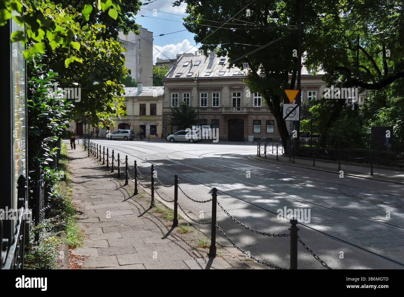 POLOGNE, CRACOVIE - 8 août : Cracovie est l'une des plus anciennes villes de Pologne. Vue de la rue avec une route de tramway le 8 août 2023, Cracovie, Pologne. Banque D'Images POLOGNE, CRACOVIE - 8 août : Cracovie est l'une des plus anciennes villes de Pologne. Vue de la rue avec une route de tramway le 8 août 2023, Cracovie, Pologne. Banque D'Images