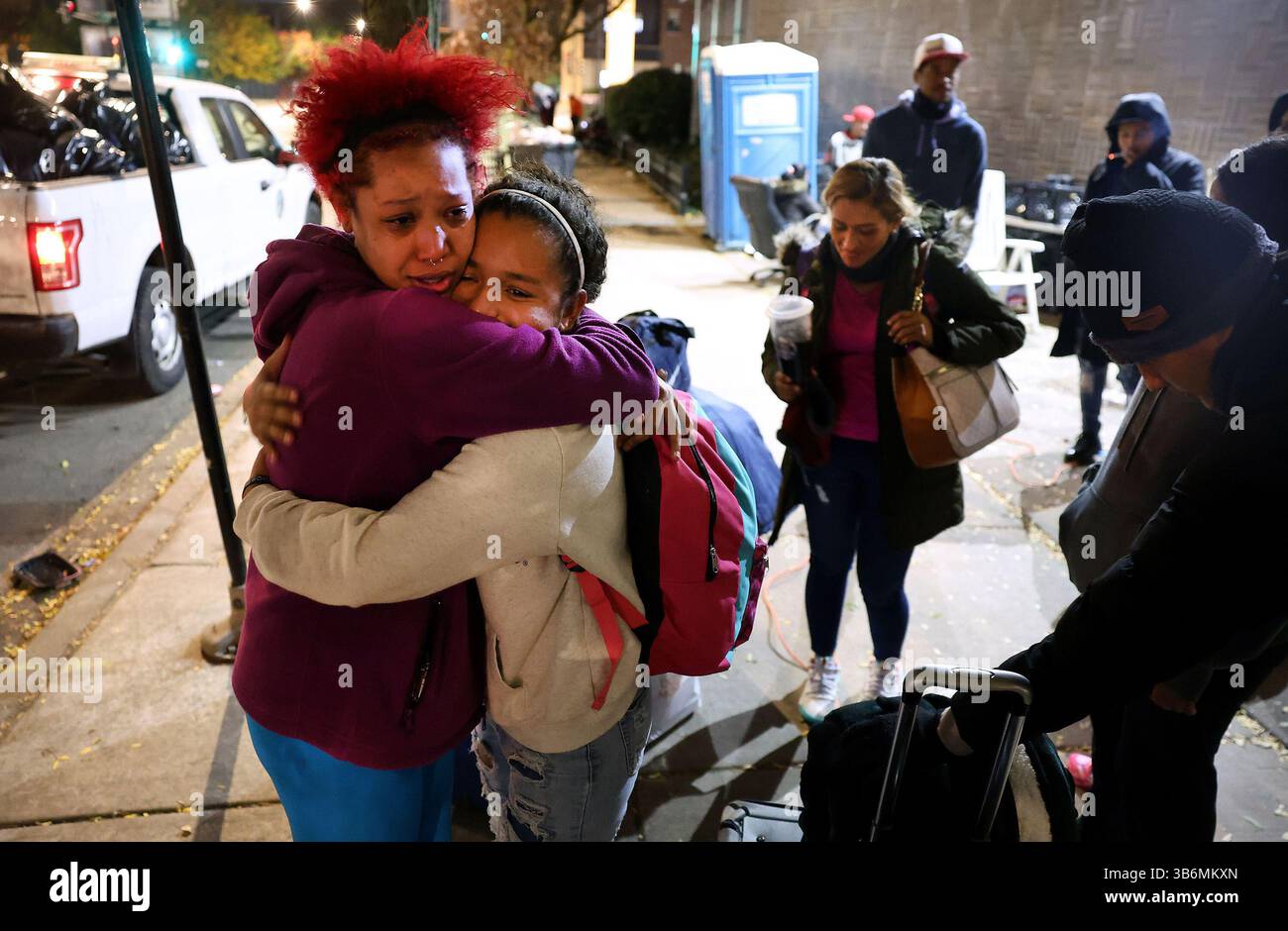 12 novembre 2023 : Yorbelis Molero, 16 ans, deuxième à partir de la gauche, dit au revoir à une amie alors que Molero et sa famille de cinq personnes attendent de quitter un poste de police de Chicago et de se diriger vers une gare routière Greyhound le 2 novembre 2023. La famille migrante quitte Chicago pour Detroit. (Crédit image : © Chris Sweda/Chicago Tribune via ZUMA Press Wire) Banque D'Images