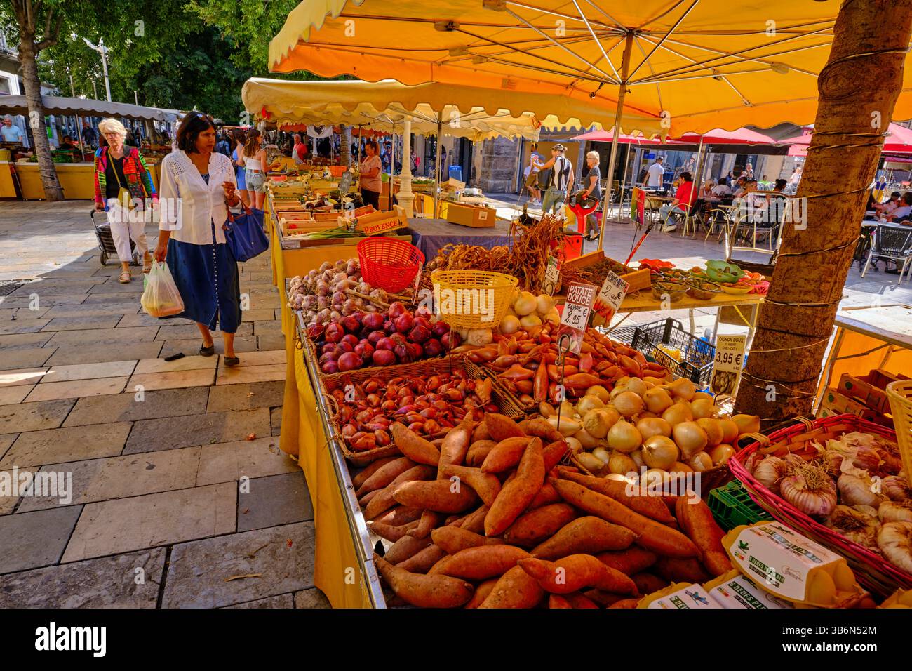 France, Var, Toulon, le marché du cours Lafayette Banque D'Images