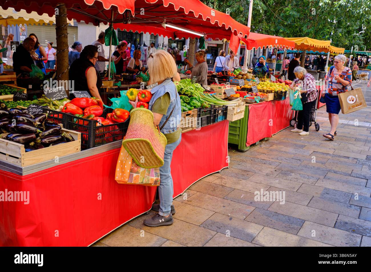 France, Var, Toulon, le marché du cours Lafayette Banque D'Images