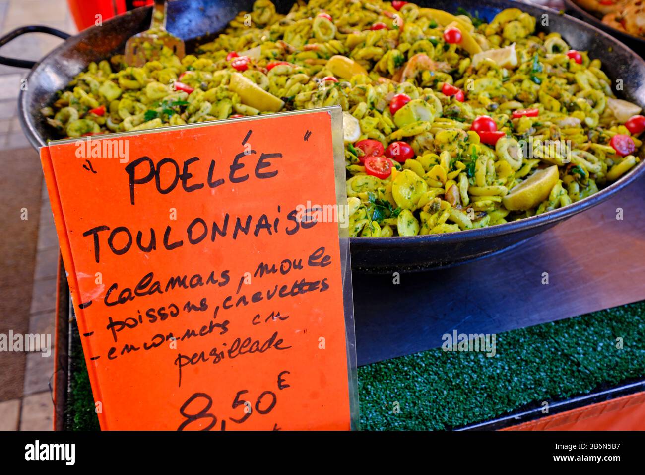 France, Var, Toulon, le marché du cours Lafayette Banque D'Images