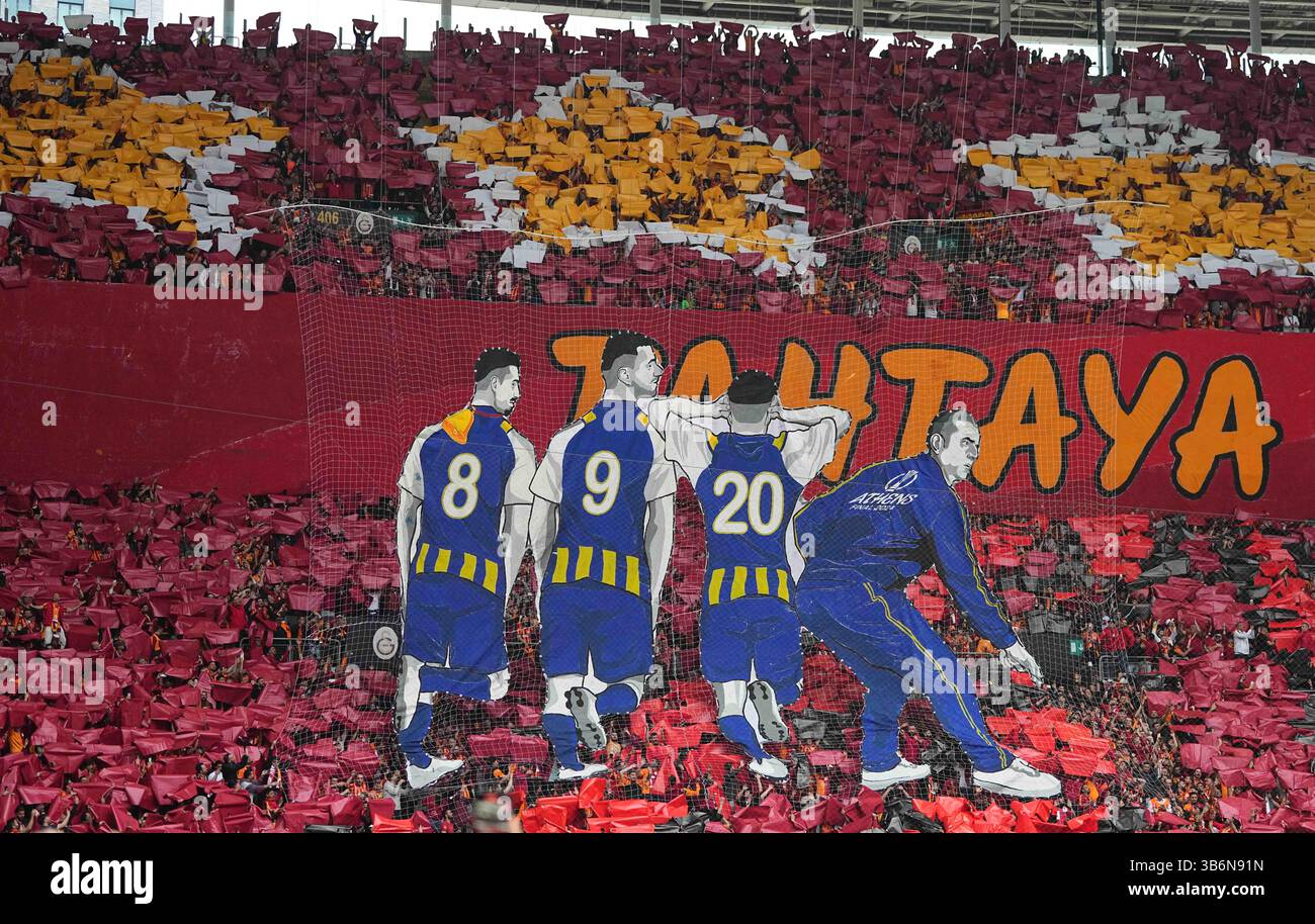 19 mai 2024 : les fans de Galatasaray lors d'un match turc Super Lig - Day 37, Galatasaray vs Fenerbahce, au Rams Park, Istanbul, Turquie. Kim Price/CSM (crédit image : © Kim Price/CSM via ZUMA Press Wire) Banque D'Images