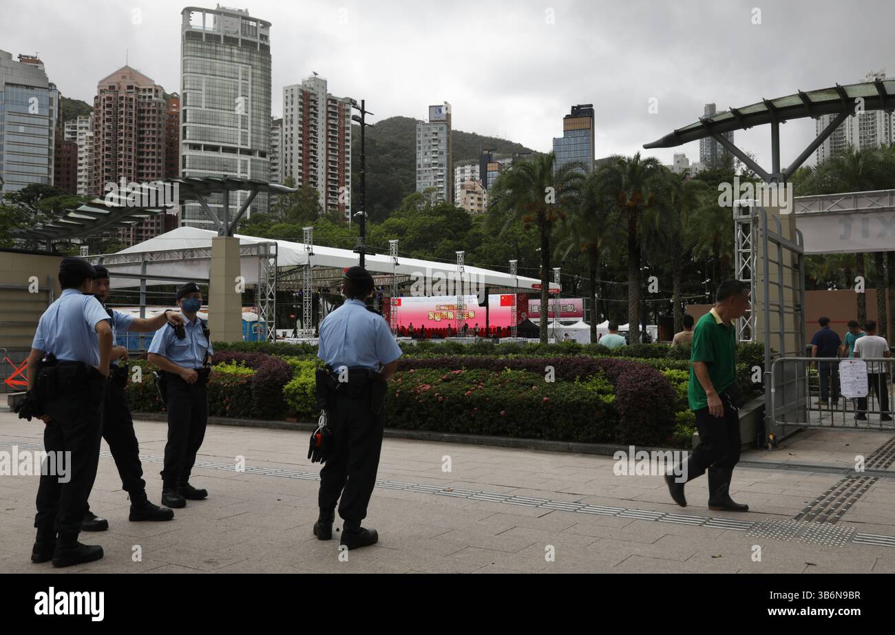 31 mai 2024, Hong Kong, CHINE : à Hong Kong, un policier debout devant Victoria Park barricadé, ancien lieu de la VEILLÉE annuelle AUX CHANDELLES du 4 JUIN, un groupe de ' patriotes ' répétant le chant pour le prochain carnaval ' patriotes, qui occupera l'ancien lieu de commémoration annuelle du 4 juin 1989 victimes du massacre de Tian an Men par des citoyens de Hong Kong.May-31,2024Hong Kong.ZUMA/Liau Chung-Ren (Credit image-ZREN : Banque D'Images 31 mai 2024, Hong Kong, CHINE : à Hong Kong, un policier debout devant Victoria Park barricadé, ancien lieu de la VEILLÉE annuelle AUX CHANDELLES du 4 JUIN, un groupe de ' patriotes ' répétant le chant pour le prochain carnaval ' patriotes, qui occupera l'ancien lieu de commémoration annuelle du 4 juin 1989 victimes du massacre de Tian an Men par des citoyens de Hong Kong.May-31,2024Hong Kong.ZUMA/Liau Chung-Ren (Credit image-ZREN : Banque D'Images