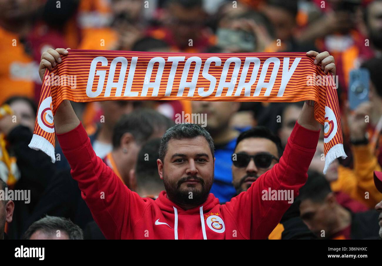 19 mai 2024 : les fans de Galatasaray lors d'un match turc Super Lig - Day 37, Galatasaray vs Fenerbahce, au Rams Park, Istanbul, Turquie. Kim Price/CSM (crédit image : © Kim Price/CSM via ZUMA Press Wire) Banque D'Images