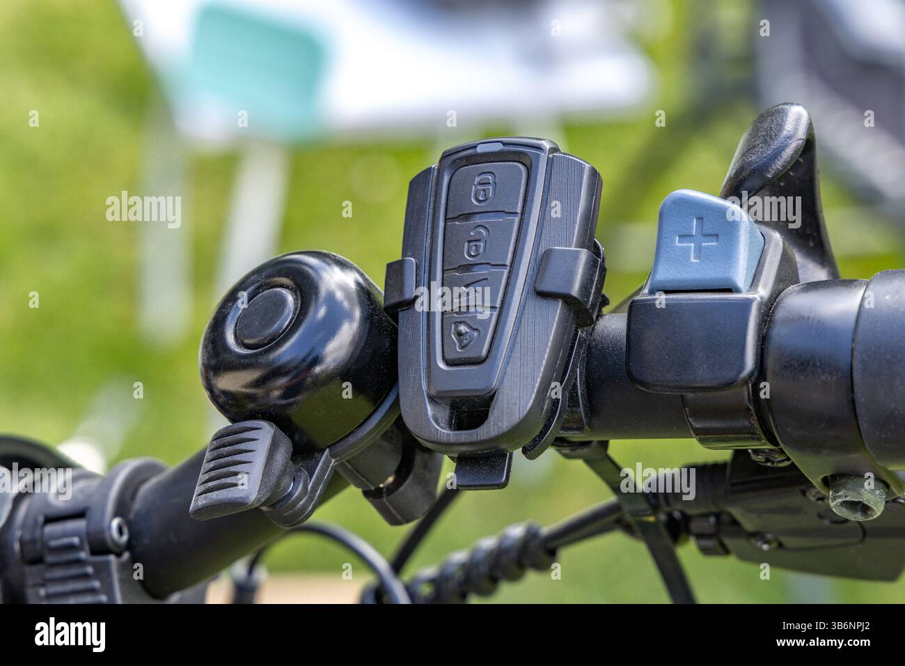 Cycliste allume l'alarme sur le vélo, activant la protection antivol à l'aide de la télécommande sur le guidon du vélo Banque D'Images