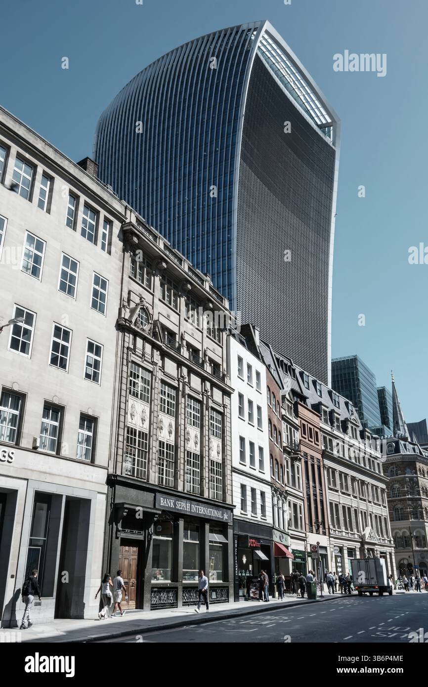 Londres, Angleterre - le bâtiment 'Walkie Talkie' est le surnom du 20 Fenchurch Street, un gratte-ciel de la City de Londres, connu pour son caractère distinctif, Banque D'Images