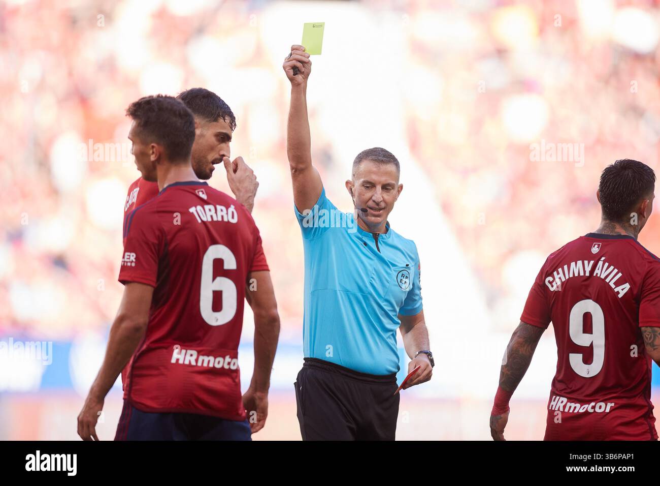 23 septembre 2023, PAMPELUNE, NAVARRE, ESPAGNE : Iglesias Villanueva montre un carton jaune à Lucas Torro de CA Osasuna lors du match LaLiga EA Sports entre CA Osasuna et Sevilla FC à El Sadar le 23 septembre 2023, à Pampelune, Espagne. (Crédit image : © Ricardo Larreina/AFP7 via ZUMA Press Wire) Banque D'Images