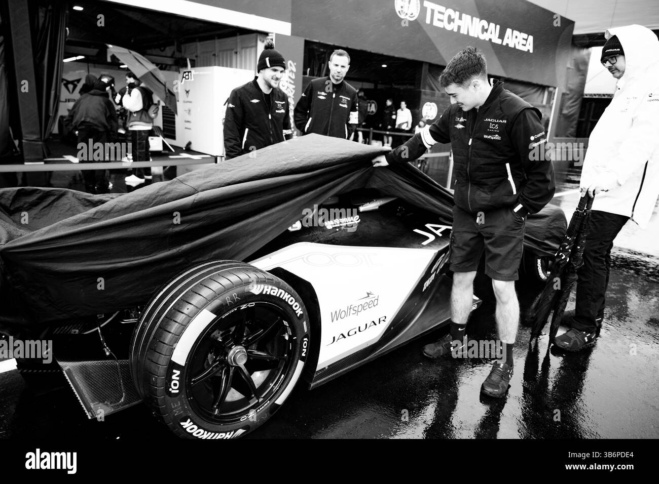 29 mars 2024, Tokyo, Japon : les mécaniciens de course Jaguar poussent une Gen3 EV sur la route des stands sous de fortes pluies lors de la journée d'essais du premier E-Prix Tokyo de formule E 2024, présentant des voitures électriques à Odaiba. (Crédit image : © Taidgh Barron/ZUMA Press Wire) Banque D'Images